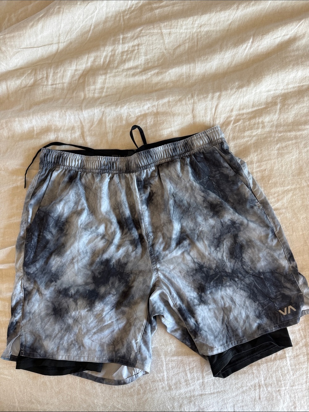 - RVCA Men’s Yogger 2 -in - 1 , 17” short sz M